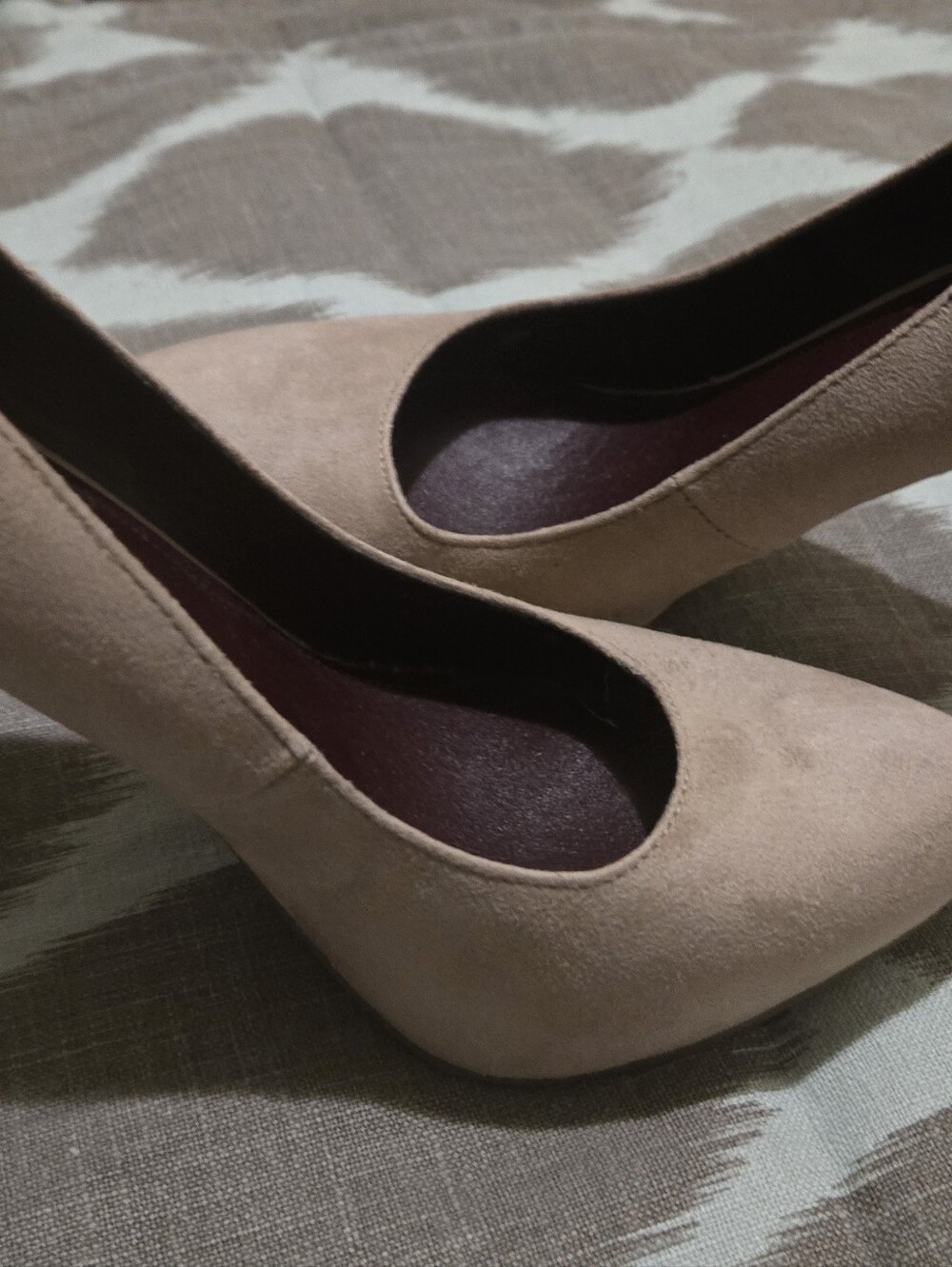 BCBG 8 1/2 Suede Bare Pink Color Great Condition